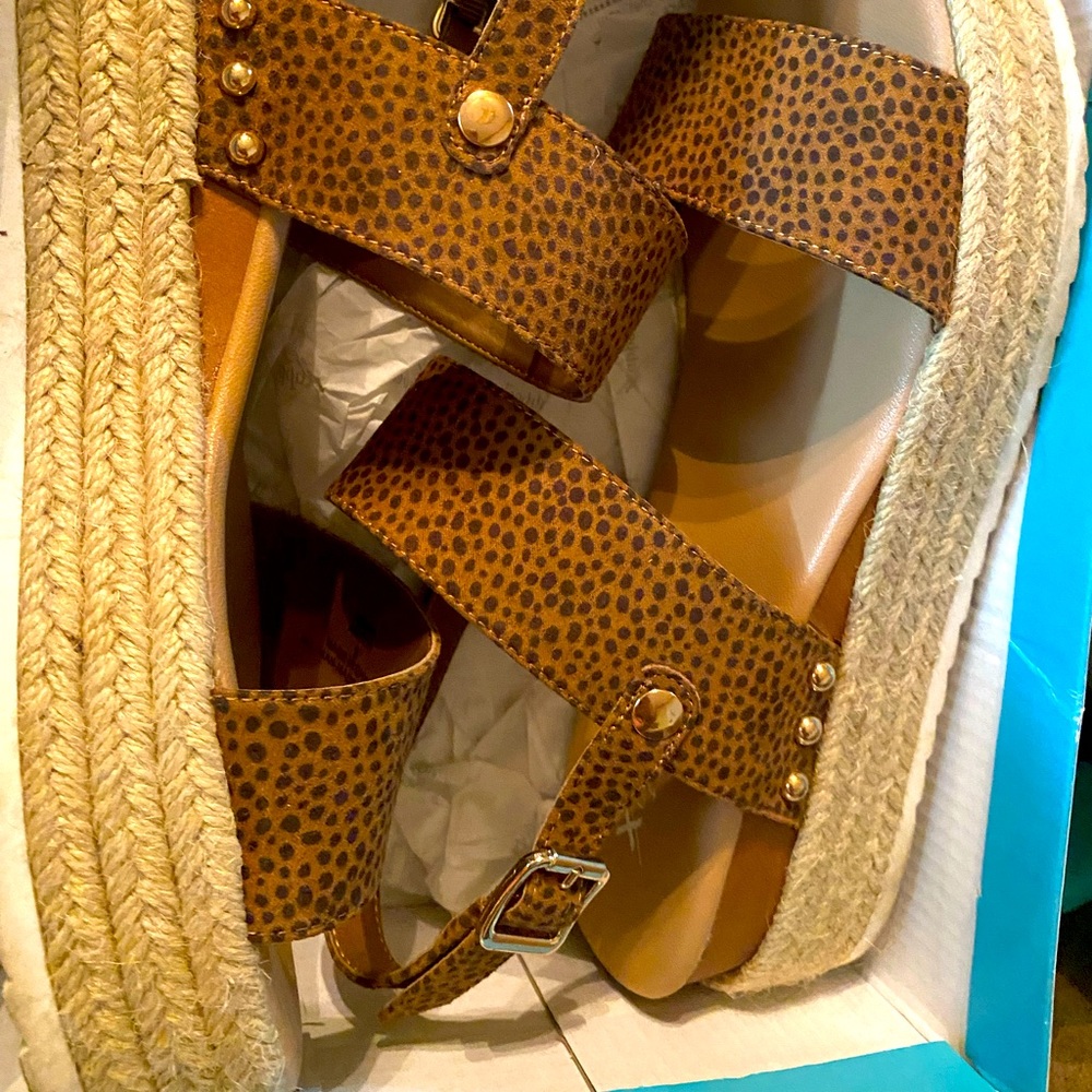 NEVER WORN PLATFORMS